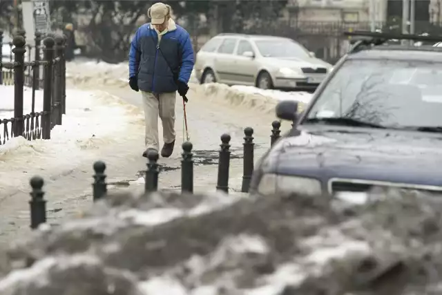 Według najnowszych prognoz portalu AccuWeather.com nadchodząca zima w Europie ma być różnorodna, w zależności od części kontynentu. W Polsce ma dominować dość ciepła i mokra zima. Czy prognozy się sprawdzą?Zobacz, jaka ma być nadchodząca zima w kolejnych slajdach --->