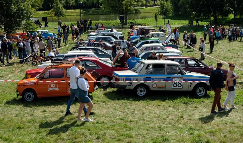 Zlot Samochodów Zabytkowych w Chojnicach. Maluchy, syreny, golfy. Zobaczcie na zdjęciach, co można zobaczyć!