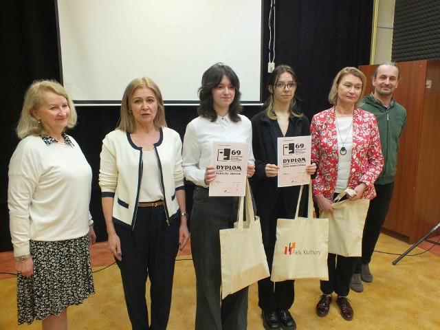 Uczestniczki starachowickich eliminacji (z dyplomami) razem z nauczycielką i członkami jury.