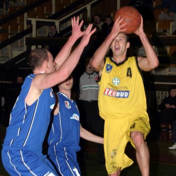 Koszykarze tarnobrzeskiej Siarki (z piłką Łukasz Grzegorzewski) będą zdecydowanym faworytem meczu w Częstochowie.