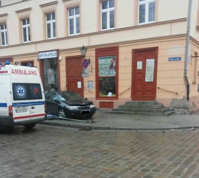 Po zderzeniu czołowo bocznym renault laguna wjechała na chodnik i potrąciła kobietę