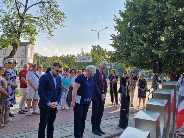 W niedzielę, 20 sierpnia pod pomnikiem Menora na Al. IX Wieków Kielc odbyły się uroczystości upamiętniające dokonaną likwidację getta w Kielcach