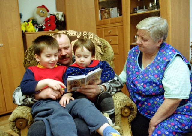 Helena Dąbrowska z synem Andrzejem i wnukami. Zdjęcia w albumie przypominają, że kiedyś Tereska była z nimi i stanowili szczęśliwą rodzinę.