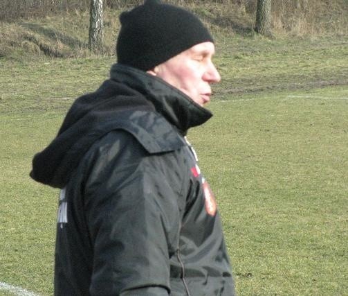 Trener MKS Przasnysz Marian Szarama momentami nie może patrzeć na to, co wyrabiają jego podopieczni.