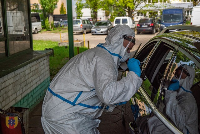 W każdym powiecie regionu łódzkiego ma być punkt do pobierania wymazów na koronawirusa. Mają tam trafiać osoby z objawami grypy lub przeziębienia, u których lekarze POZ podejrzewają COVID-19.CZYTAJ DALEJ NA KOLEJNYCH SLAJDACH