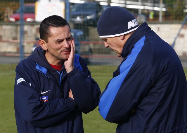 Maciej Mateńko (z lewej) pracował w Pogoni Szczecin wspólnie choćby z trenerem Kazimierzem Bielą. Mimo sukcesów, klub postanowił nie przedłużać umowy ze szkoleniowcem.