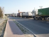 W Nowinach ciężarówki czekające na  załadunek cementu blokują drogę