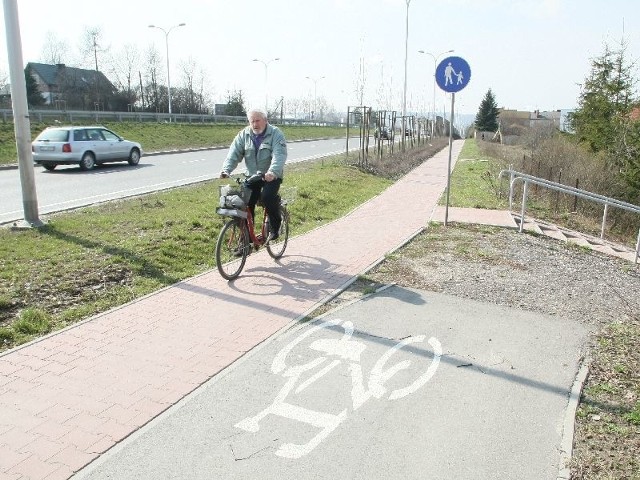 Na razie rowerzyści, aby ominąć brakujący fragment ścieżki rowerowej narażają się na mandat i kontynuują podróż chodnikiem.