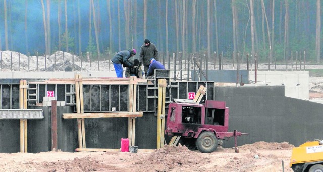 Trwa montaż zbrojenia pod zalanie betonem kolejnego etapu tamy. Zapora ma spiętrzyć wody Wiązownicy. W ten sposób powstanie zalew, jeden z największych akwenów w regionie radomskim.