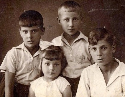 Na zdjęciu ja ze swoimi braćmi: Gerardem, Romkiem i Edwardem w 1934 roku, kiedy nasza rodzina mieszkała w Grudziądzu