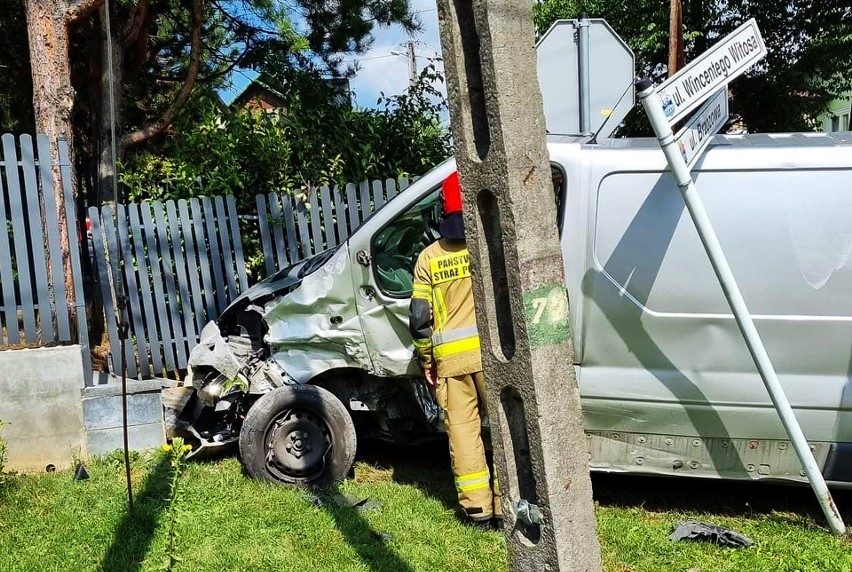 Cztery osoby w szpitalu. Rozbite dwa auta i płot w Starym Sączu