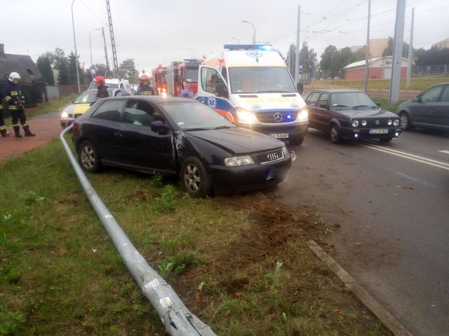 Częstochowa: Wypadek na ulicy Rakowskiej. Kierowca wjechał w latarnię