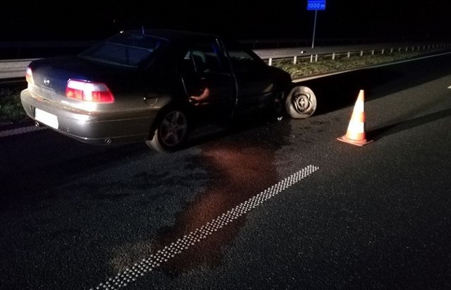 W sobotę (1 września) późnym wieczorem na drodze ekspresowej S 14 (w powiecie pabianickim) doszło do groźnego wypadku. Przed godz. 23 zderzyły się 2 samochody. Kierowca jednego z nich, sprawca wypadku, uciekł z miejsca zdarzenia.Szczegóły wypadku na następnej stronie