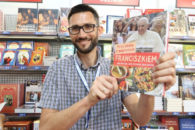 Łukasz Kurtek z Wydawnictwa Jedność prezentuje książkę o kuchni papieża Franciszka.