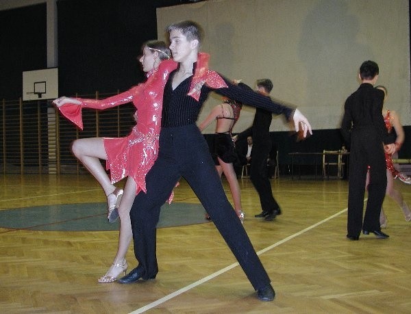 Barcińska publiczność najbardziej ekscytowała  się podziwiając tańce latynoamerykańskie w  wykonaniu uczniów szkoły "Alwidance".