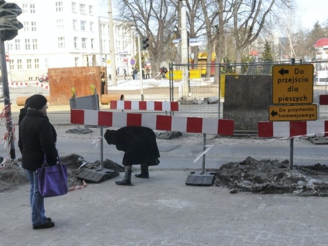 Od połowy marca "zebra&#8221; przy urzędzie miasta w Toruniu  jest zablokowana, bo drogowcy remontują kanalizację