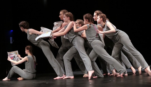 Zespół Brax  IV z Pałacu Młodzieży w Bydgoszczy  zaprezentował choreografię "Każdego dnia" i zdobył Grand Prix Grudziądzkich Amatorskich Prezentacji Artystycznych w kategorii tanecznej. Przegląd ten rozpoczął się w poniedziałek w Grudziądzu.  W części tanecznej wystąpiły 23 zespoły z całego regionu. Statuetki "Złotych GAP", w dwóch kategoriach wiekowych  zdobyły zespoły tańca współczesnego Grudziądzkiego Teatru Tańca. Srebrne GAP-y wytańczyły natomiast zespół Brax V z Pałacu Młodzieży w Bydgoszczy oraz Zespół Tańca Współczesnego Hulaj-Noga III z Ogniska Pracy Pozaszkolnej Dom Harcerza w Toruniu. W kategorii wiekowej 7-13 lat wyróżniono: Zespół Niepublicznego Przedszkola Bajkolandia w Grudziądzu,  Zespół „Wyluzuj Szelki” Grudziądzkiego Teatru Tańca, Zespół Tańca Nowoczesnego Grudziądzkiego Teatru Tańca, Zespół Brax VI z Pałacu Młodzieży w Bydgoszczy.W kategorii wiekowej 14-20 lat wyróżniono duet Marta i Michał z Grudziądzkiego Teatru Tańca.Grudziądzkie Amatorskie Prezentacje Artystyczne  trwać będą jeszcze we wtorek i środę. W nich mierzyć się będą uczestnicy konfrontacji muzycznych. Galę finałową zaplanowano na piątek.