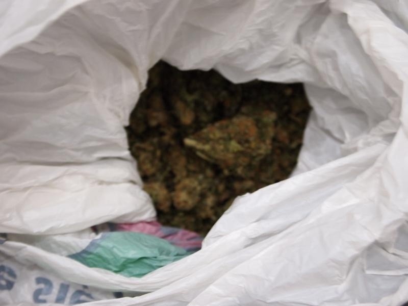 Poznańscy policjanci zatrzymali dwóch dilerów marihuany