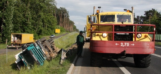 Ciężarówkę z pobocza podnosił sprzęt pomocy drogowej z Zielonej Góry.