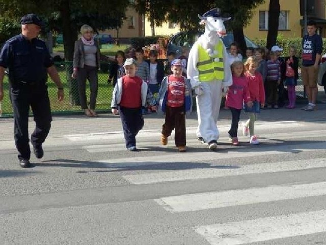 Włoszczowscy policjanci razem z koziołkiem Spoko uczyli dzieci przechodzenia przez pasy na ulicy Wiśniowej. 