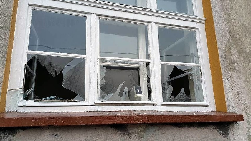 Włamanie do mieszkań komunalnych w Jaworznie: Mieszkania zdewastowane i okradzione