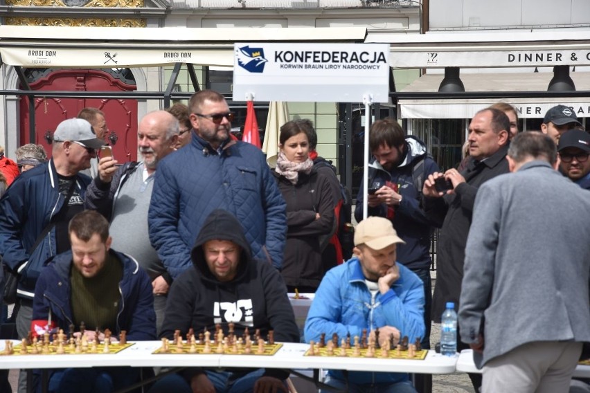 Janusz Korwin-Mikke na turnieju szachowym na placu Solnym we...