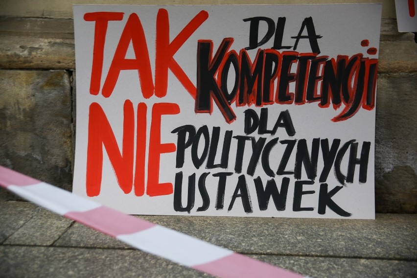 Protest w obronie dyrektora Stanisława Kracika. Manifestacja...