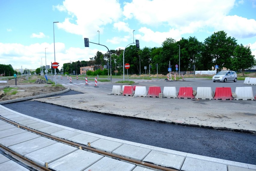 Lanie asfaltu na skrzyżowaniu Polnej i Ugory