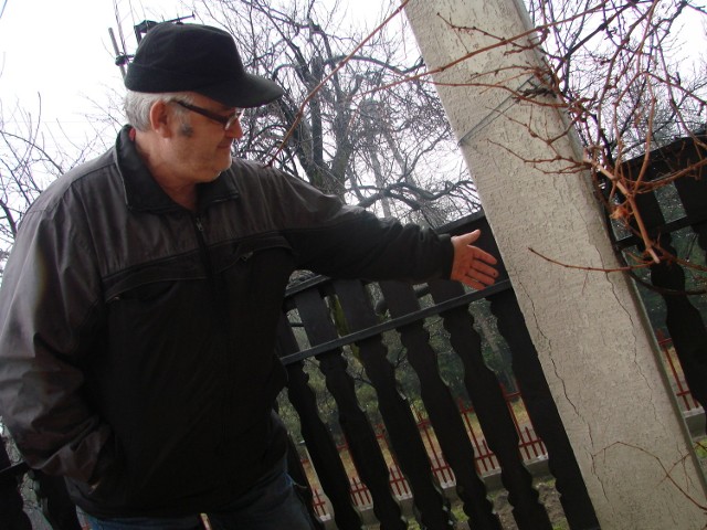 Tadeusz Jakubowskiz Chełmka pokazuje popękane filary swojego domu. Twierdzi, że takich zniszczeń ma kilkaset w całym budynku. Wszystko naprawia sam. Zamierza walczyć o odszkodowanie