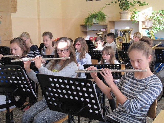 Dzieci z orkiestry dętej "Muzycy morscy" grają na nowych instrumentach, wysokiej klasy, za których ubezpieczenie zapłacili rodzice i dlatego młodzi muzycy mogą je zabierać do domu i ćwiczyć.