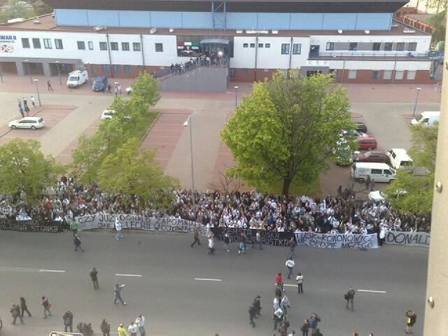 Protestujący kibice przed stadionem Legii.