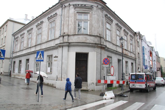„proknowybudynek1” Prokuratura Okręgowa w Kielcach wzbogaciła się o ten budynek na rogu ulic Mickiewicza i Wesołej. Kiedyś siedzibę miała tu kielecka drogówka