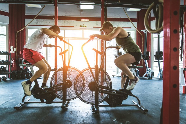 Air bike, czyli rower powietrzny to charakterystyczny sprzęt wykorzystywany w treningu CrossFit.