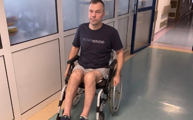 Marek Łukasik z Ostrowca po tym, jak uległ wypadkowi, porusza się na wózku.