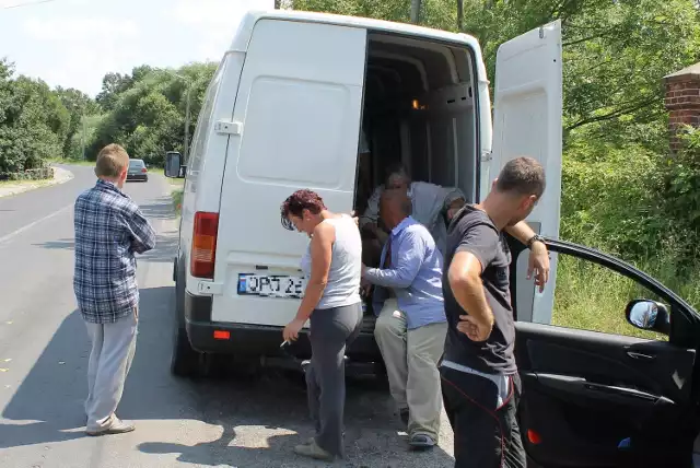 Pasażerowie volkswagena musieli poczekać na osobowe auta, które zawiozły ich do domu.