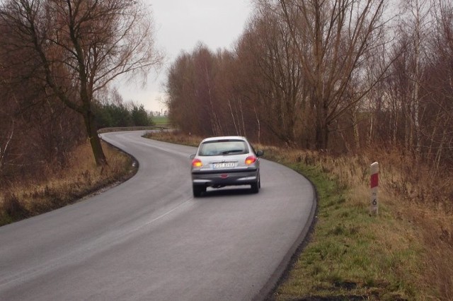 W pobliżu Grabowa kierowcy mają do pokonania trzy niebezpieczne zakręty, jeden po drugim. Policjanci przypominają, że jeżeli na jezdni nie ma wymalowanych linii, na zakrętach i przed nimi nie można wyprzedzać.