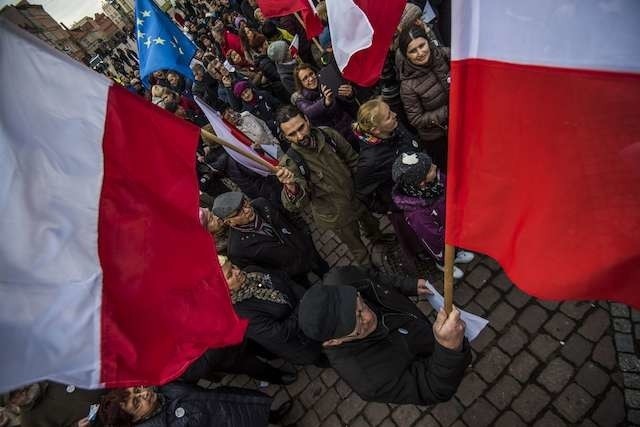 Komitet obrony demokracji manifestował na Rynku Staromiejskim w samo południe.