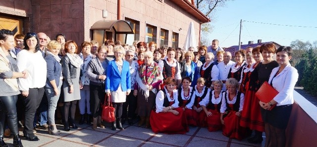 Wspólne zdjęcie uczestników I Forum Aktywnych Kobiet Ziemi Koneckiej.