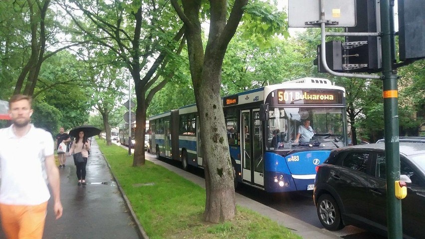 Ogromne korki w Krakowie, pasażerowie "porzucają" autobusy