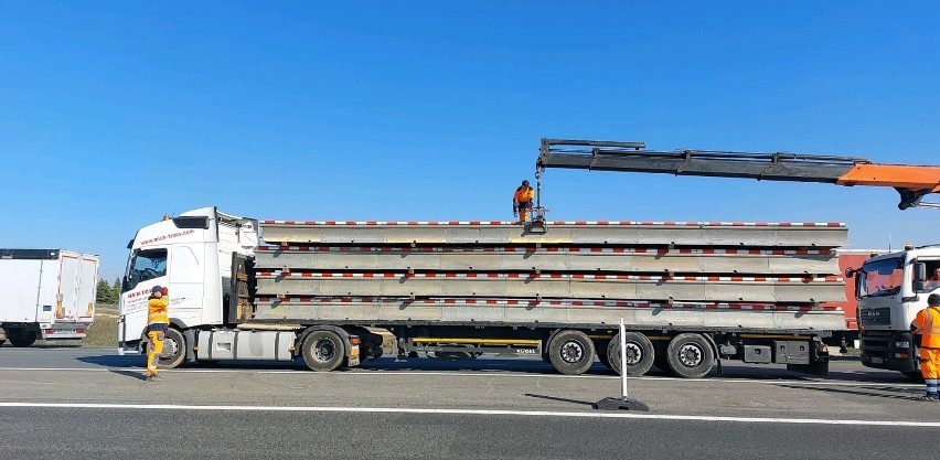 Na autostradzie A4, tuż za granicą województw śląskiego i...