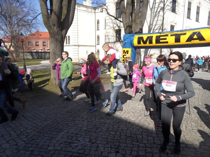 Bieg Polki dla Polki w Żywcu. Promowali profilaktykę badań i zbierali pieniądze [ZDJĘCIA+WIDEO] 