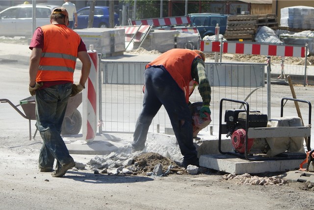 Na rynku jest sporo ofert pracy, także tej lepiej płatnej. Okazuje się, że w większości przypadków pracodawcy nie stawiają żadnych wymagań dotyczących wykształcenia, liczą się za to umiejętności, czasami znajomość języka obcego. Kto może liczyć na dobrze płatną pracę? Z pewnością kierowcy ciężarówek. Firmy transportowe nieustannie poszukują pracowników i zatrudniają praktycznie od ręki. Poszukiwani są także dobrzy fachowcy z różnych branż. Na kolejnych slajdach prezentujemy przykładowe oferty pracy w województwie lubuskim i w Niemczech. Większość z nich pojawiła się na portalu olx.pl;nf.  Wideo: Zrezygnowali ze studiów i pracy, teraz mają ponad 10 mln fanów. Marlena Sojka i Kuba Norek o swojej karierze w aplikacji TikTokźródło: Dzień Dobry TVN/x-newsCzytaj także: Praca w Lubuskiem. W tych powiatach jest z nią najgorzej. Gdzie w Lubuskiem bezrobocie jest najwyższe, a gdzie najniższe?