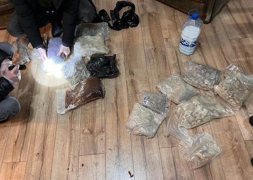 Jędrzejowscy policjanci przejęli narkotyki warte miliony. Zobacz zdjęcia i film