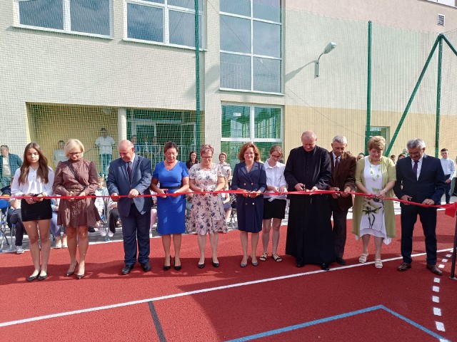 W poniedziałek, 4 września wyjątkowo wyglądało rozpoczęcie roku szkolnego  w Szkole Podstawowej numer 1 imienia Krzysztofa Szydłowieckiego w Ćmielowie, bowiem uroczyście oddano do użytku boisko szkolne