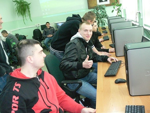 Uczniowie klasy informatycznej III TI z Zespołu Szkól Technicznych w Skarżysku cieszą się z nowego sprzętu komputerowego, który dzięki unijnym pieniądzom trafił do ich szkoły. 