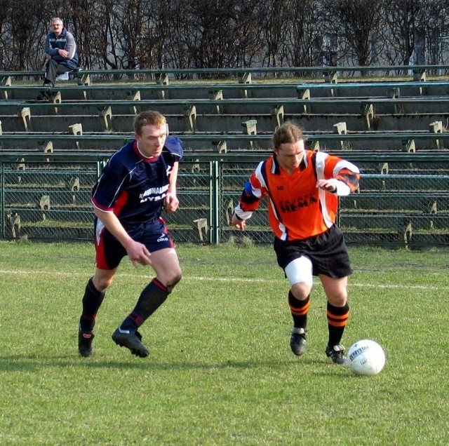 Tomasz Wróblewski (z prawej) nie jest już trenerem w Ozimku.