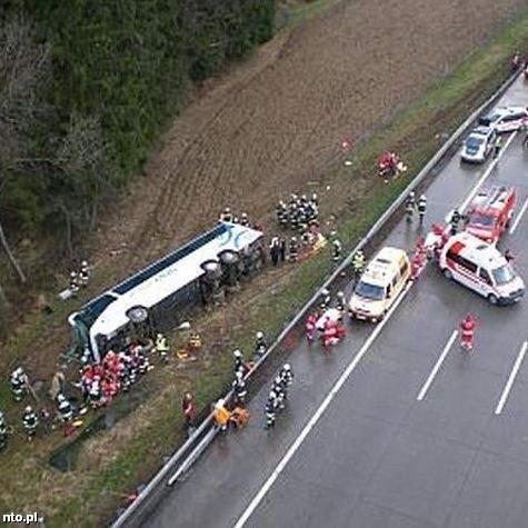 Autobusem, który miał wypadek na autostradzie A1 jechali...
