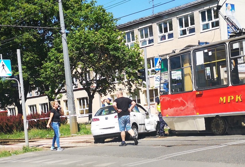Częstochowa: Wypadek na Worcella. Seat ibiza wjechał pod tramwaj. Kierowca samochodu został zabrany do szpitala [ZDJĘCIA]