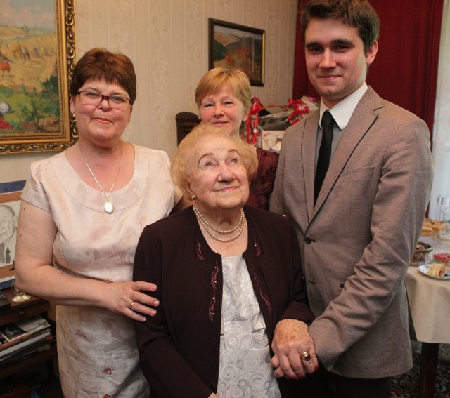 Dostojna jubilatka z córką Marią (na zdjęciu z lewej), kuzynką Zofią Filannino i Przemkiem, mężem młodszej wnuczki.