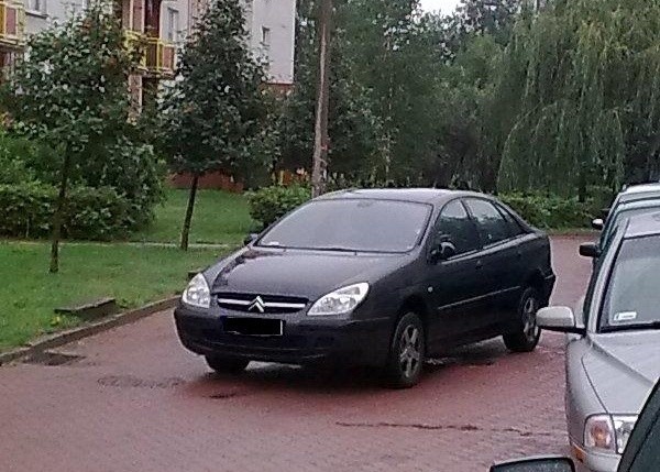 Citroen został na środku uliczki przy Chrobrego